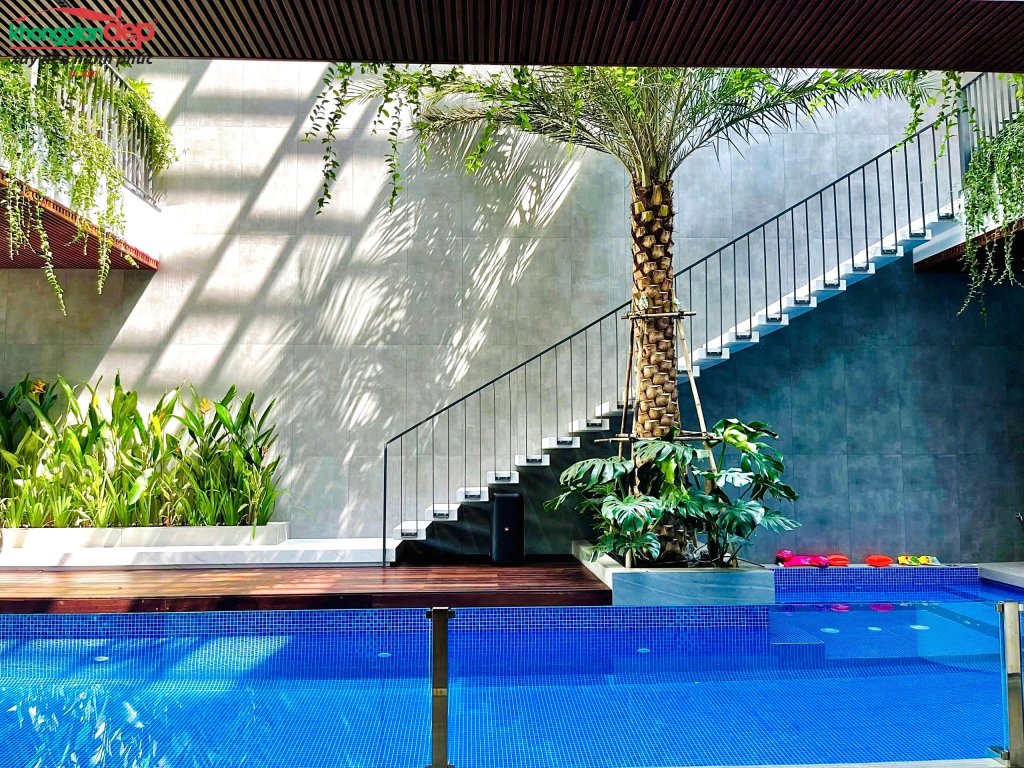 Hồ Bơi  Trong Nhà với cây xanh nhiệt&nbsp;đới